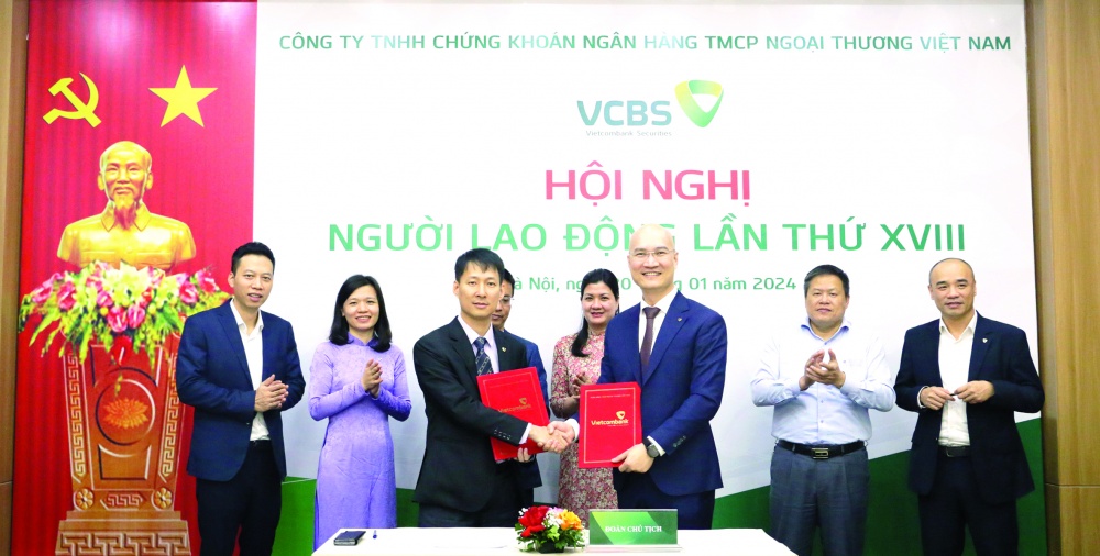 Ông Lê Mạnh Hùng - Tổng giám đốc VCBS và ông Trần Việt Hùng - Phó Tổng Giám đốc - Chủ tịch  công đoàn VCBS đã thực hiện ký kết “Giao ước thi đua năm 2024“.