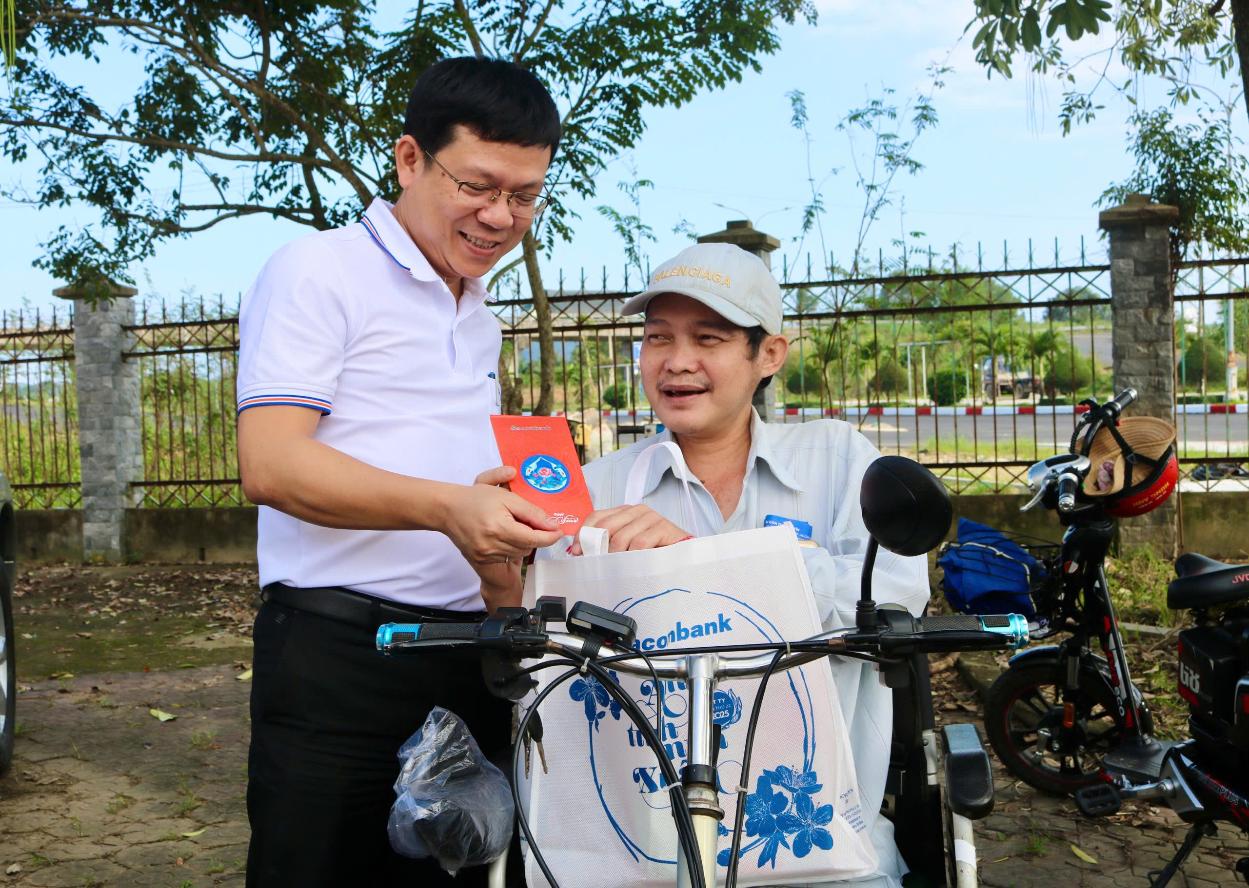 Ông Trần Minh Hưng - Giám đốc Sacombank Quảng Ngãi trao quà cho bà con có hoàn cảnh khó khăn tại phường Phổ Minh, thị xã Đức Phổ