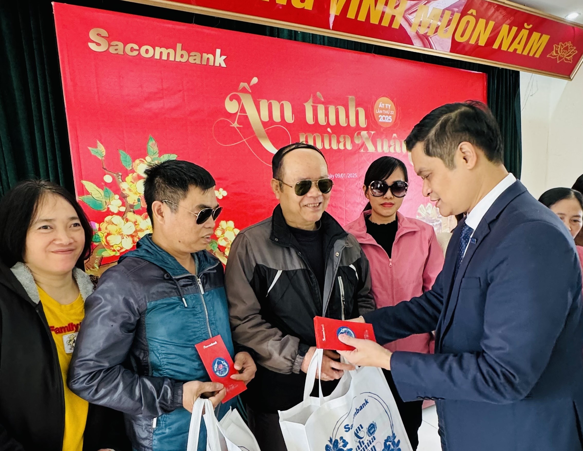 Ông Phạm Tiến Hưng - PGĐ Sacombank Thanh Trì trao quà tết đến các nạn nhân chất độc da cam có hoàn cảnh khó khăn thuộc Hội Nạn nhân chất độc da cam/dioxin huyện Thanh Trì