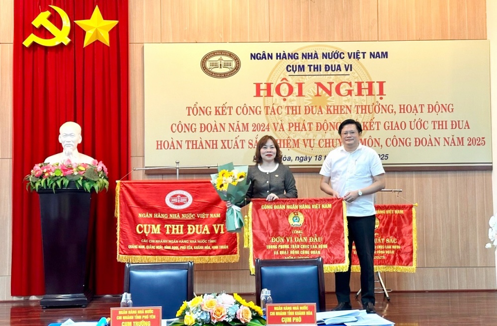 Tặng cờ dẫn đầu của Công đoàn NHVN năm 2023 cho NHNN tỉnh Bình Định.