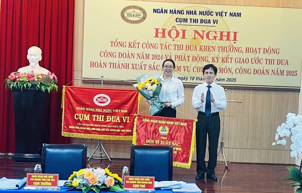 Tặng Cờ xuất sắc của Công đoàn NHVN năm 2023 chi NHNN tỉnh Phú Yên.