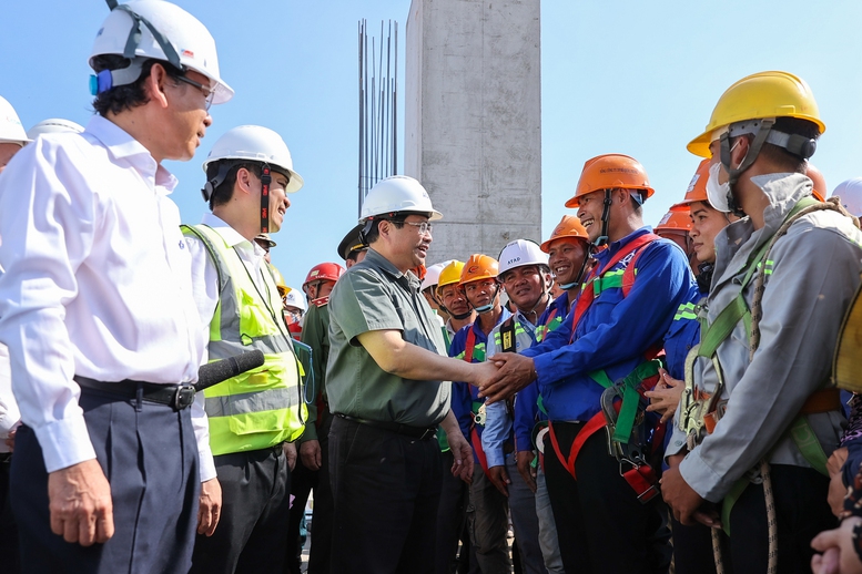 Chăm lo, hỗ trợ người lao động làm việc trên công trường trong dịp Tết