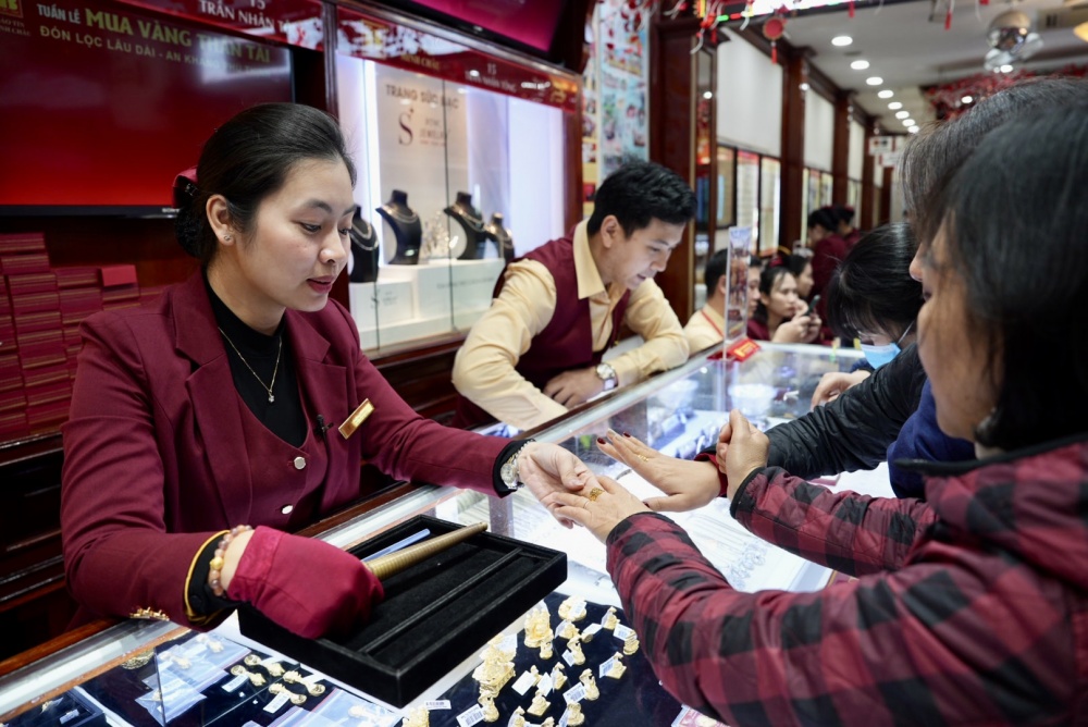 Nhân viên Bảo Tín Minh Châu đang tư vấn vàng trang sức cho khách mua vàng