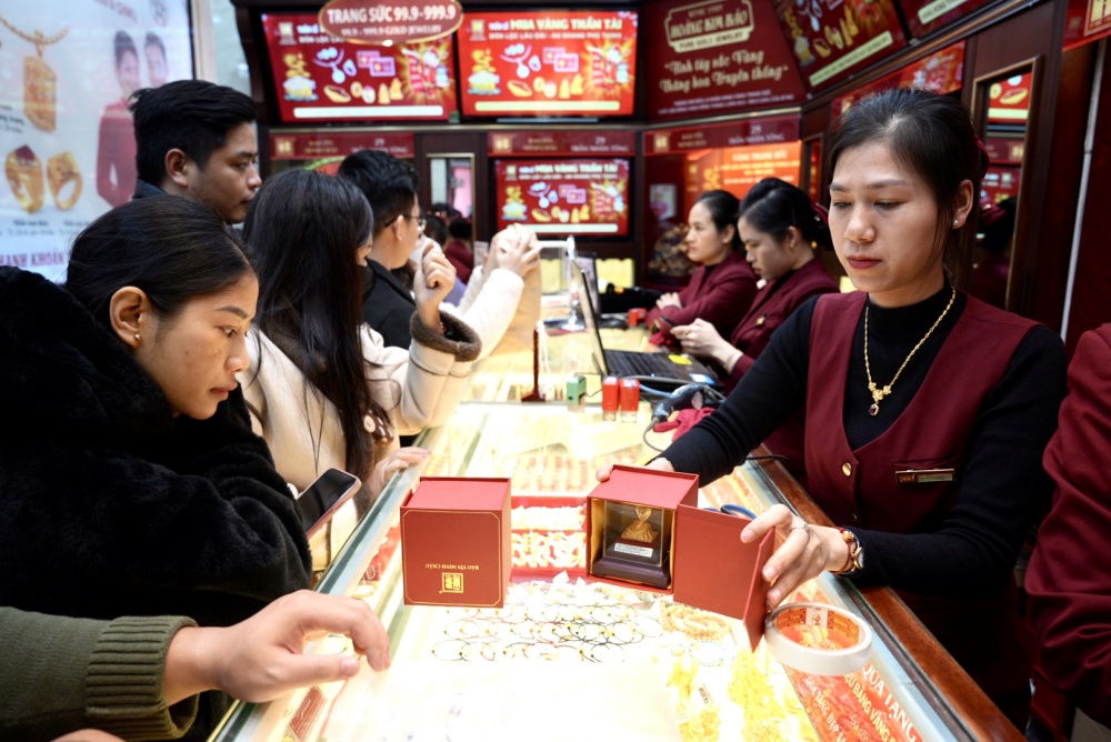 Nhân viên của hàng Bảo Tín Minh Châu đang giới thiệu linh vật năm Ất Tỵ