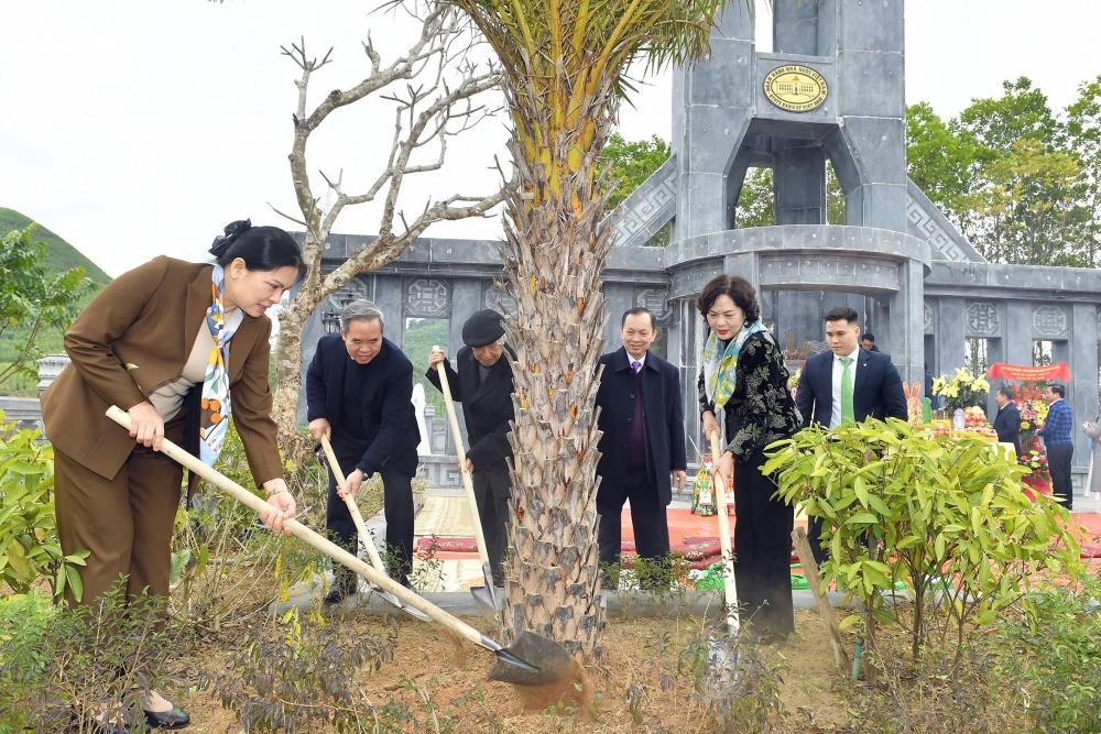 Ngành Ngân hàng phát động Tết trồng cây và chương trình chung tay xóa 1.000 căn nhà tạm, nhà dột nát