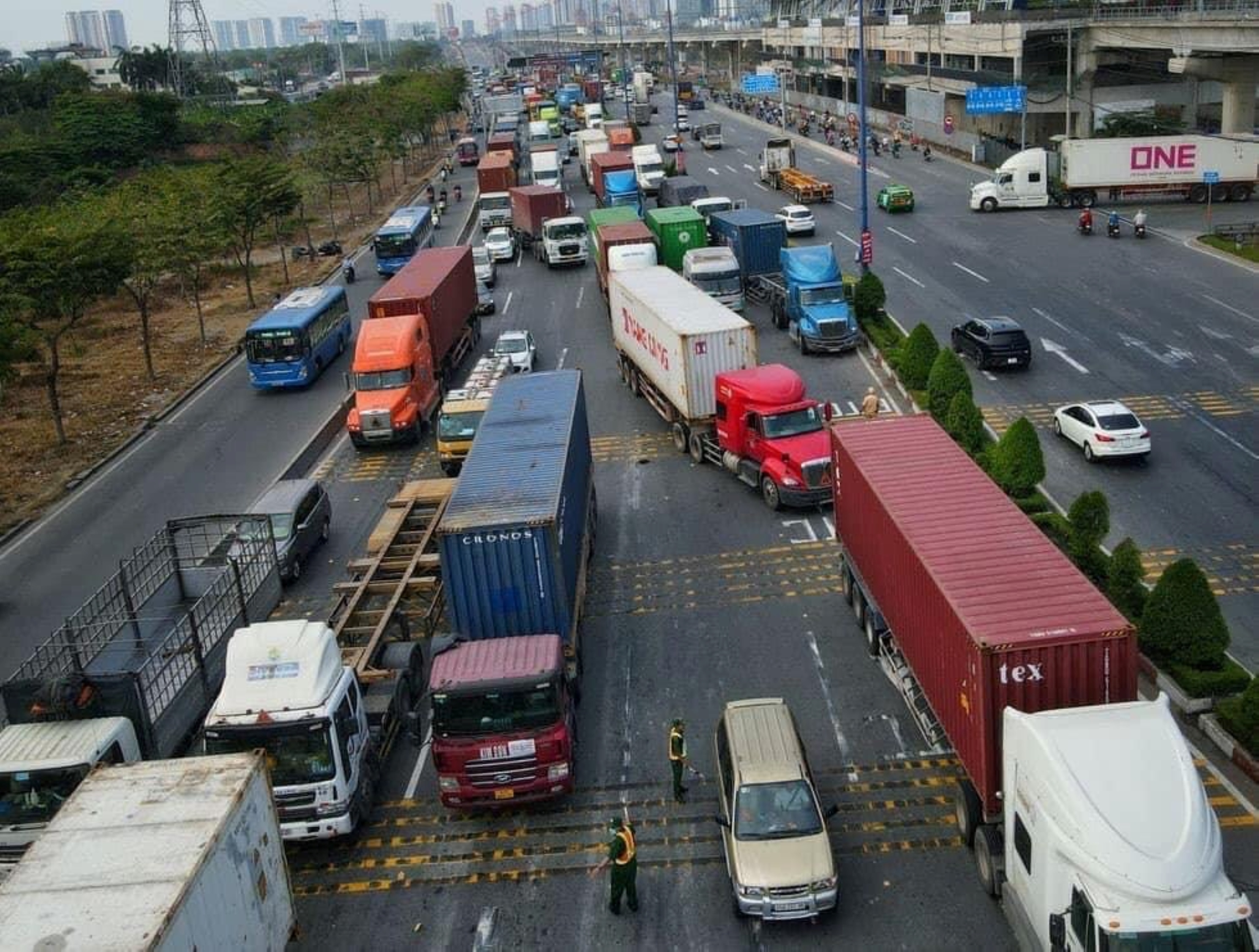 hệ thống hạ tầng giao thông tại vùng Đông Nam Bộ và TP.HCM còn nhiều bất cập, dẫn đến tình trạng quá tải