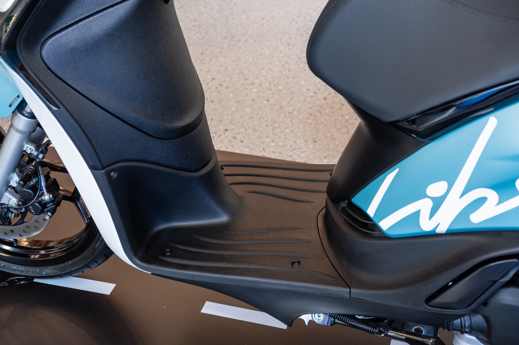 Piaggio Liberty 2025 ra mắt Việt Nam: Giá từ 57,5 triệu, dáng nam tính hơn, đấu Honda SH Mode- Ảnh 11.