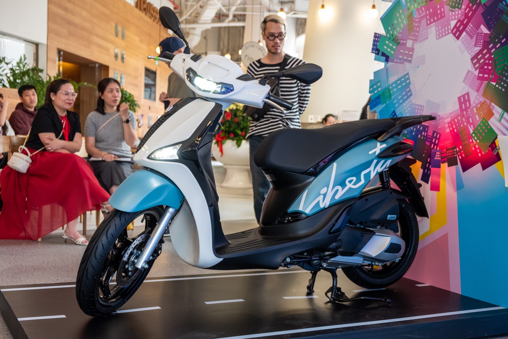 Piaggio Liberty 2025 ra mắt Việt Nam: Giá từ 57,5 triệu, dáng nam tính hơn, đấu Honda SH Mode- Ảnh 1.