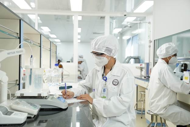 ​​​​​​​Nhân viên làm việc tại phòng Lab của nhà máy Công nghệ cao đạt chuẩn EU-GMP của Imexpharm. Ảnh: Imexpharm