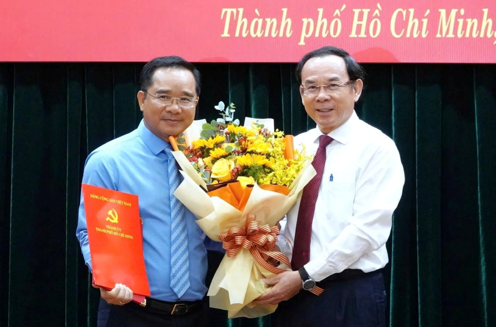 Ông Nguyễn Văn Nên, bí thư Thành uỷ TP. HCM trao quyết định cho ông Nguyễn Văn Được - Ảnh: Sỹ Đông Ông Nguyễn Văn Nên, bí thư Thành uỷ TP. HCM trao quyết định cho ông Nguyễn Văn Được - Ảnh: Sỹ Đông