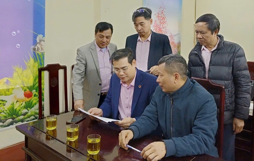 Đoàn công tác NHCSXH trao đổi với hộ vay ở xã Vạn Hoà, thành phố Lào Cai