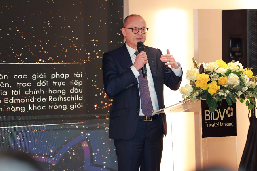Chuyên gia tập đoàn Edmond de Rothschild chia sẻ tại sự kiện Exclusive Wealth Circle 