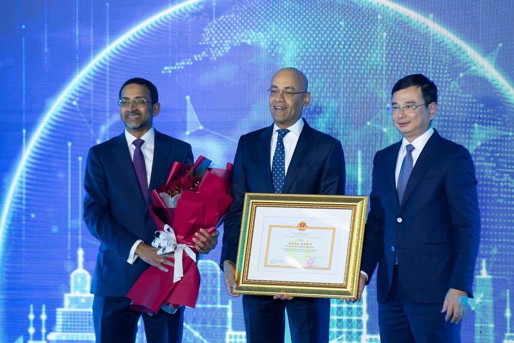 1. Ban lãnh đạo Citi nhận Bằng khen của Thống đốc Ngân hàng Nhà nước Việt Nam từ Phó Thống đốc Phạm Thanh Hà (bên phải). 1. Ban lãnh đạo Citi nhận Bằng khen của Thống đốc Ngân hàng Nhà nước Việt Nam từ Phó Thống đốc Phạm Thanh Hà (bên phải).