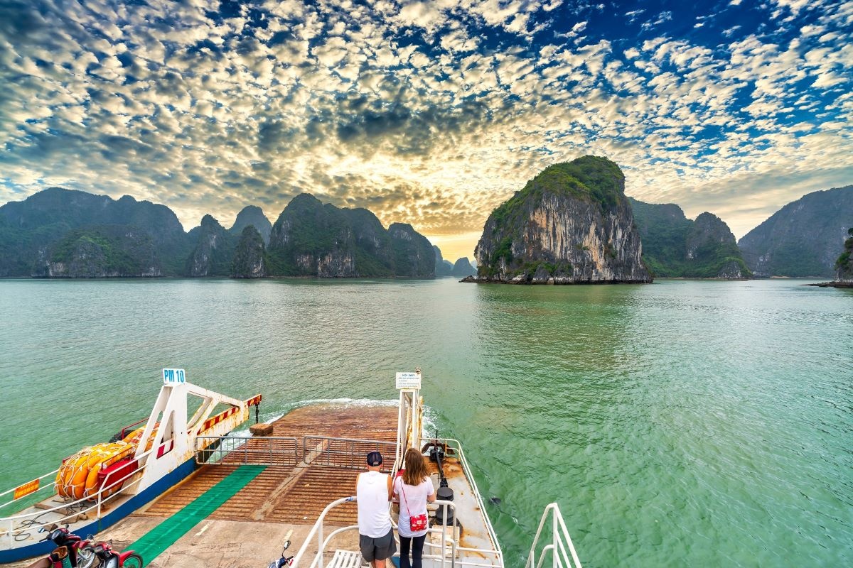 Du khách di chuyển phà Tuần Châu – Gia Luận tới đảo Cát Bà