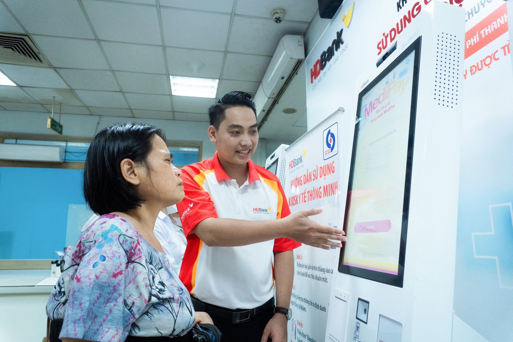 Người dân có thể thanh toán, tạm ứng viện phí 100% không tiền mặt thông qua hệ thống Kiosk và không phát sinh bất kỳ khoản phí nào.