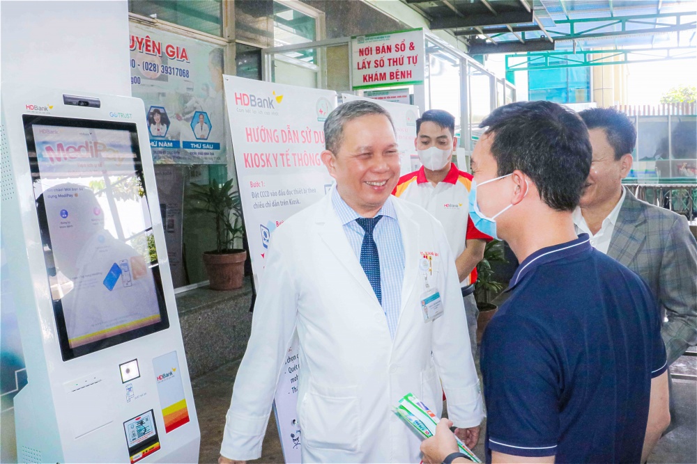TS.BS Lê Trần Quang Minh - GĐ Bệnh viện Tai Mũi Họng TP.HCM giới thiệu hệ thống Kiosk y tế thông minh của HDBank với người tiêu dùng
