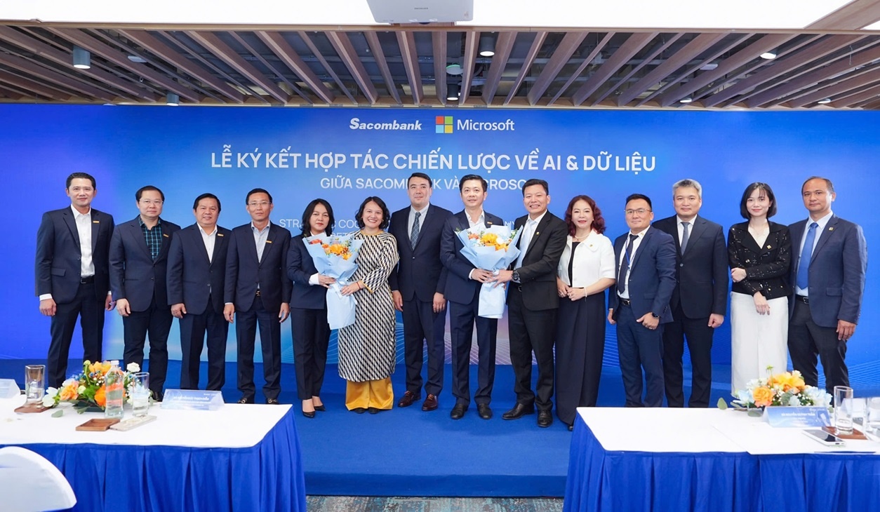 Trước đó, Sacombank đã là đối tác lớn nhất của Microsoft tại Việt Nam, hai bên đã hợp tác trong nhiều dự án quan trọng.