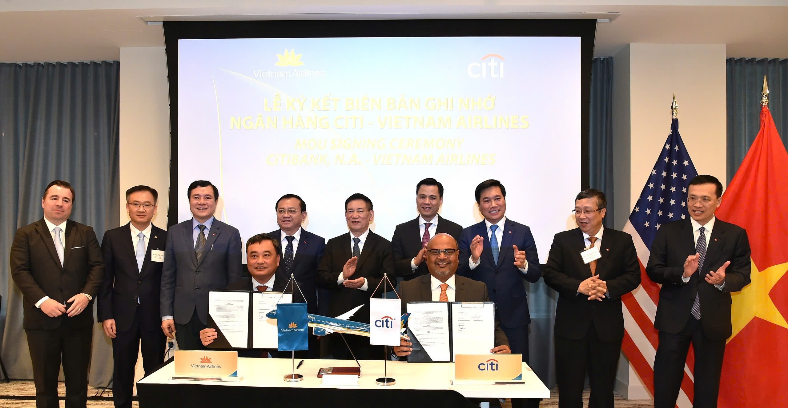 ký kết Biên bản ghi nhớ (MOU) về cam kết tài trợ vốn trị giá từ 560 triệu USD trở lên cho các dự án đầu tư chiến lược của Vietnam Airlines.