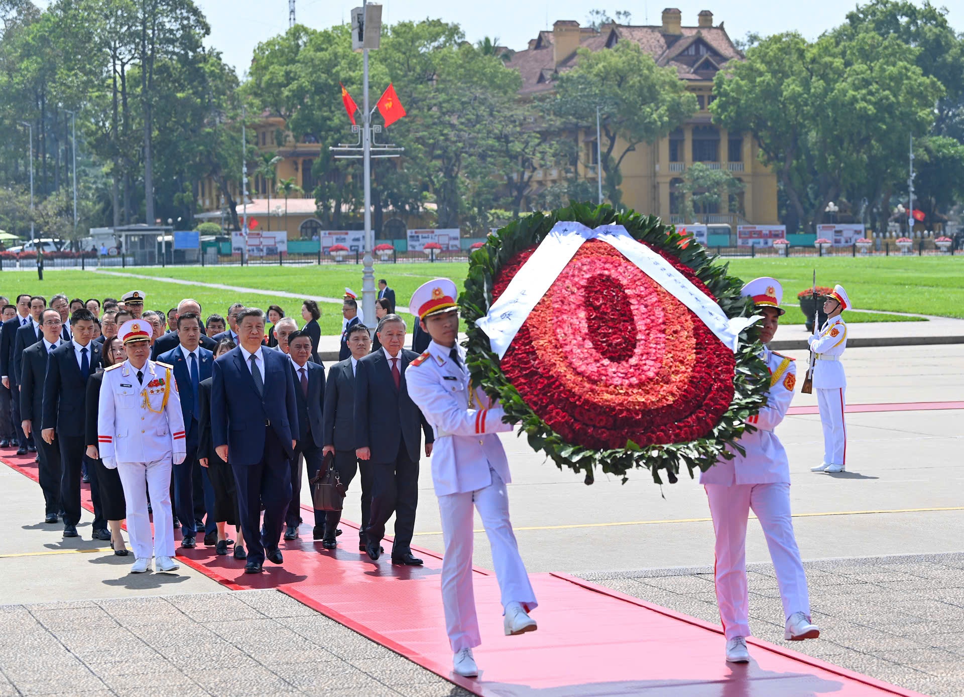 Tổng Bí thư Ban Chấp hành Trung ương Đảng Cộng sản Việt Nam Tô Lâm và Tổng Bí thư, Chủ tịch nước Trung Quốc Tập Cận Bình vào Lăng viếng Chủ tịch Hồ Chí Minh - Ảnh: VGP/Nhật Bắc Tổng Bí thư Ban Chấp hành Trung ương Đảng Cộng sản Việt Nam Tô Lâm và Tổng Bí thư, Chủ tịch nước Trung Quốc Tập Cận Bình vào Lăng viếng Chủ tịch Hồ Chí Minh - Ảnh: VGP/Nhật Bắc