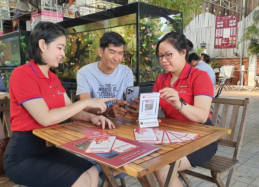 Agribank tạo điều kiện thuận lợi nhất cho người dân được sử dụng các dịch vụ ngân hàng an toàn và hiệu quả Agribank tạo điều kiện thuận lợi nhất cho người dân được sử dụng các dịch vụ ngân hàng an toàn và hiệu quả