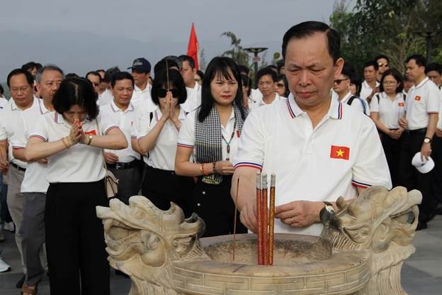 Đồng chí Đào Minh Tú - Phó Bí thư Thường trực, Phó Thống đốc Thường trực NHNN Việt Nam, dâng hương tưởng niệm 64 cán bộ, chiến sĩ Hải quân Nhân dân Việt Nam anh dũng hy sinh tại đảo Gạc Ma.