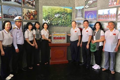 ​​​​​​​Đoàn công tác số 10 chụp ảnh lưu niệm tại Khu trưng bày ngầm trong Khu tưởng niệm các chiến sĩ Gạc Ma