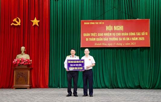 Phó Thống đốc Đào Minh Tú dâng hương tưởng niệm các Anh hùng Liệt sỹ Gạc Ma
