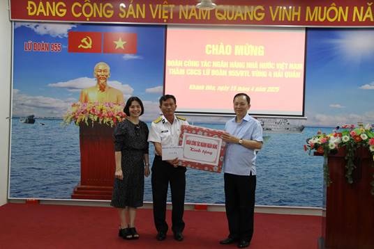 Phó Thống đốc Đào Minh Tú dâng hương tưởng niệm các Anh hùng Liệt sỹ Gạc Ma