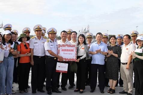 Phó Thống đốc Đào Minh Tú dâng hương tưởng niệm các Anh hùng Liệt sỹ Gạc Ma