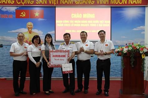 Phó Thống đốc Đào Minh Tú dâng hương tưởng niệm các Anh hùng Liệt sỹ Gạc Ma