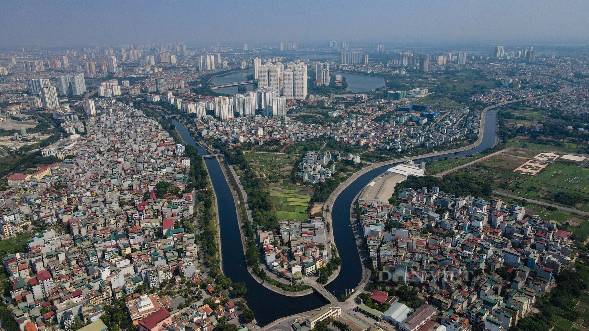 Hà Nội đặt mục tiêu tăng trưởng kinh tế hai con số, tập trung vào thu hút đầu tư, phát triển công nghệ cao, du lịch và kinh tế số, tạo động lực mới cho phát triển bền vững. Hà Nội đặt mục tiêu tăng trưởng kinh tế hai con số, tập trung vào thu hút đầu tư, phát triển công nghệ cao, du lịch và kinh tế số, tạo động lực mới cho phát triển bền vững.