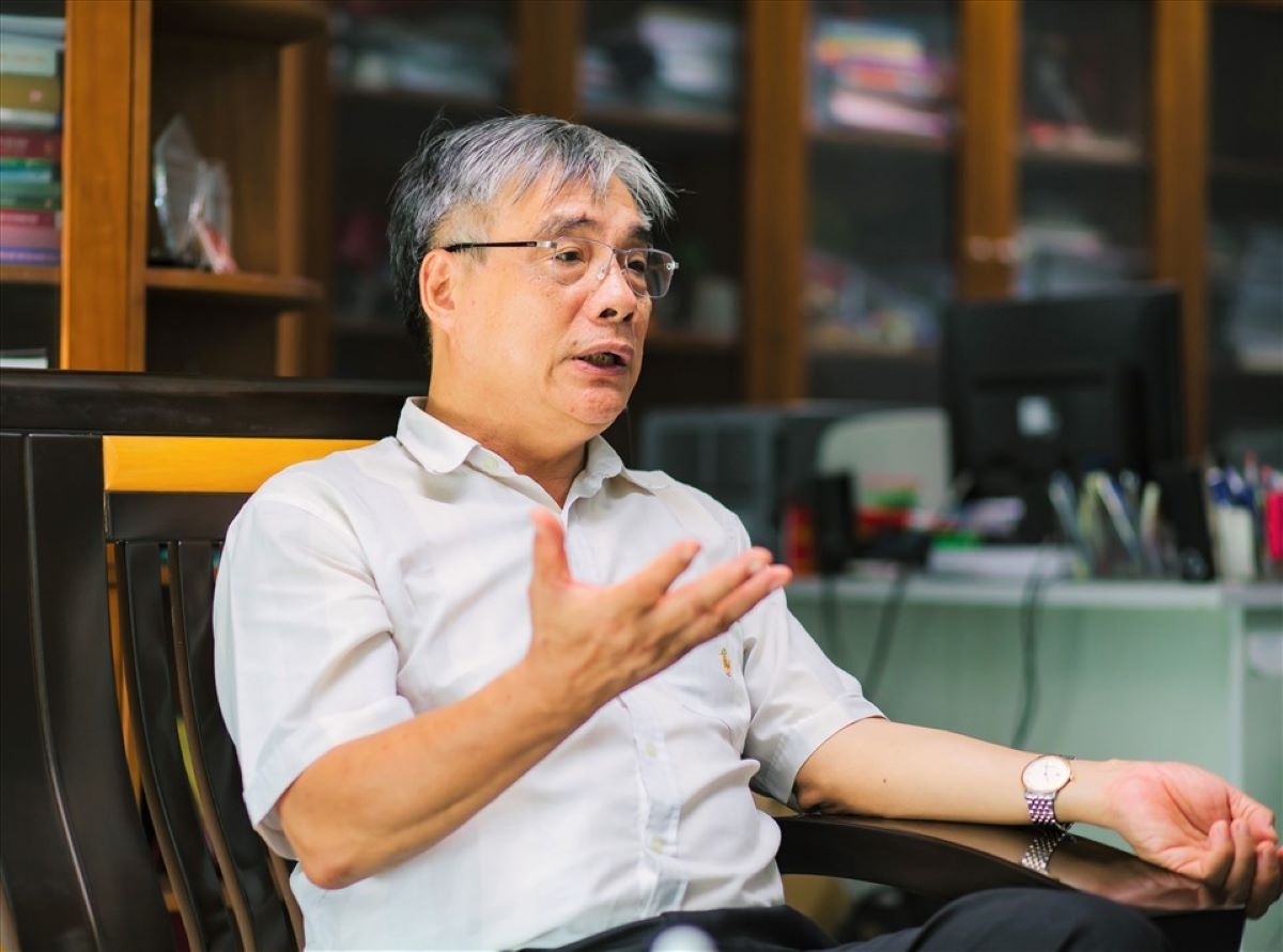 TS Trần Đình Thiên - Nguyên viện trưởng Viện Kinh tế Việt Nam. TS Trần Đình Thiên - Nguyên viện trưởng Viện Kinh tế Việt Nam.