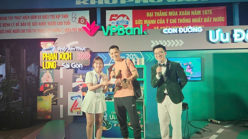 Anh Nguyễn Duy Minh Tâm (ở giữa) là khách hàng may mắn trúng Airpods tại phố Phan Xích Long Anh Nguyễn Duy Minh Tâm (ở giữa) là khách hàng may mắn trúng Airpods tại phố Phan Xích Long