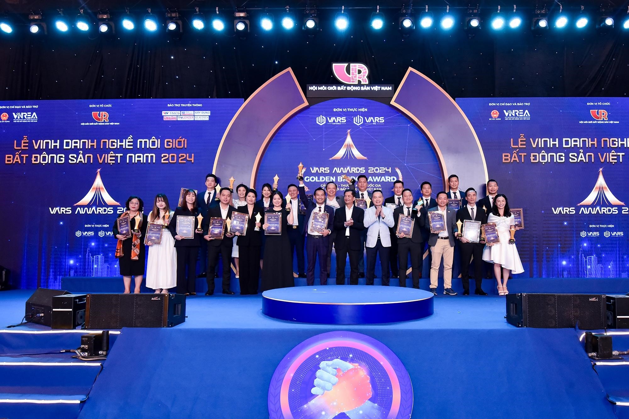 Lực lượng môi giới bất động sản đang đóng vai trò là cầu nối giữa chủ đầu tư và người dân có nhu cầu Lực lượng môi giới bất động sản đang đóng vai trò là cầu nối giữa chủ đầu tư và người dân có nhu cầu