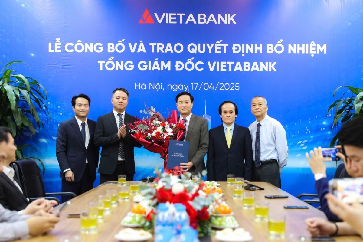 Chủ tịch HĐQT VietABank Phương Thành Long trao quyết định bổ nhiệm cho Tổng giám đốc VietABank Nguyễn Văn Trọng Chủ tịch HĐQT VietABank Phương Thành Long trao quyết định bổ nhiệm cho Tổng giám đốc VietABank Nguyễn Văn Trọng
