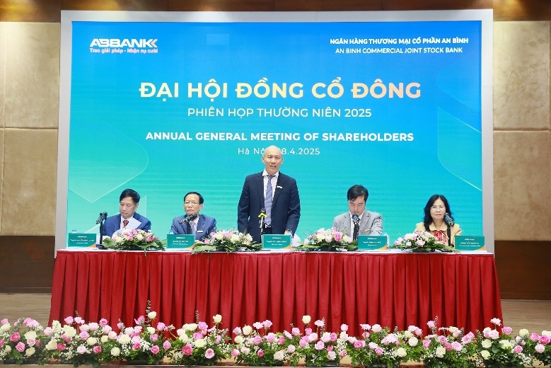 Chủ tịch HĐQT ABBANK - Ông Đào Mạnh Kháng cùng đoàn chủ toạ khai mạc Đại hội Cổ đông ABBANK 2025