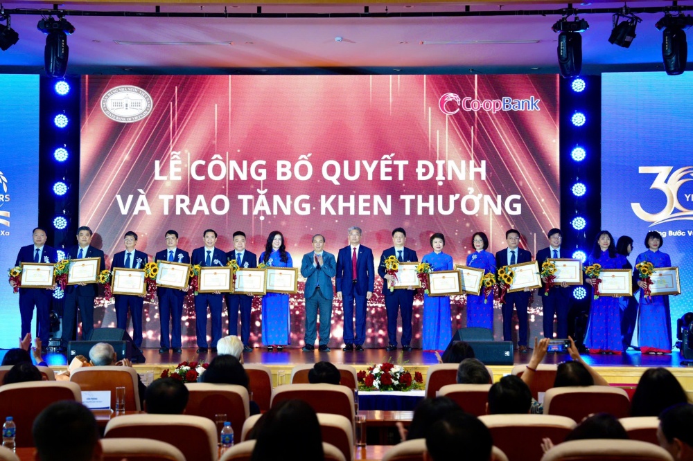 Co-opbank: Khát vọng trở thành ngân hàng hàng đầu trong lĩnh vực tài chính vi mô vì cộng đồng Co-opbank: Khát vọng trở thành ngân hàng hàng đầu trong lĩnh vực tài chính vi mô vì cộng đồng