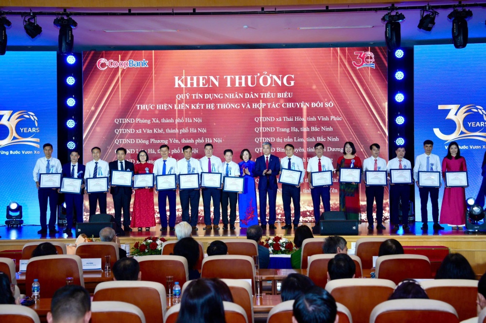 Co-opbank: Khát vọng trở thành ngân hàng hàng đầu trong lĩnh vực tài chính vi mô vì cộng đồng Co-opbank: Khát vọng trở thành ngân hàng hàng đầu trong lĩnh vực tài chính vi mô vì cộng đồng