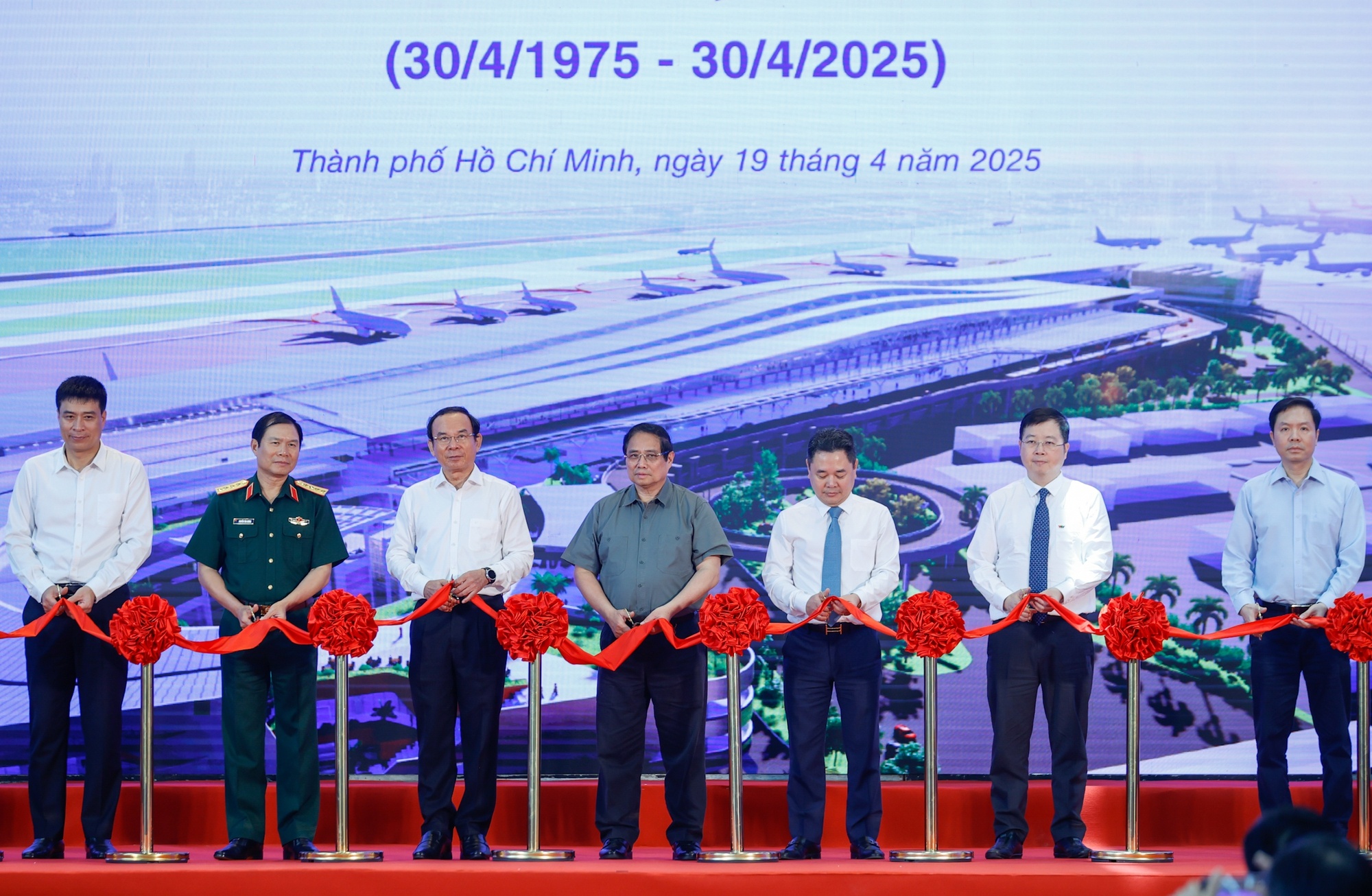 Thủ tướng Chính phủ và các đại biểu thực hiện nghi thức cắt băng khởi công, khánh thành các công trình, dự án chào mừng 50 năm Ngày Giải phóng miền Nam, thống nhất đất nước - Ảnh: VGP/Nhật Bắc