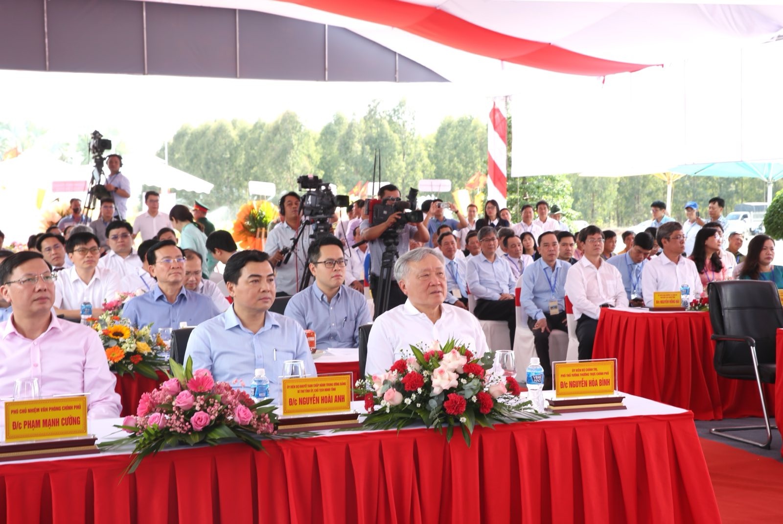 Phó Thủ tướng Thường trực Chính phủ Nguyễn Hòa Bình dự Lễ khánh thành 2 công trình giao thông tại Bình Thuận - Ảnh: VGP/Nguyễn Hoàng