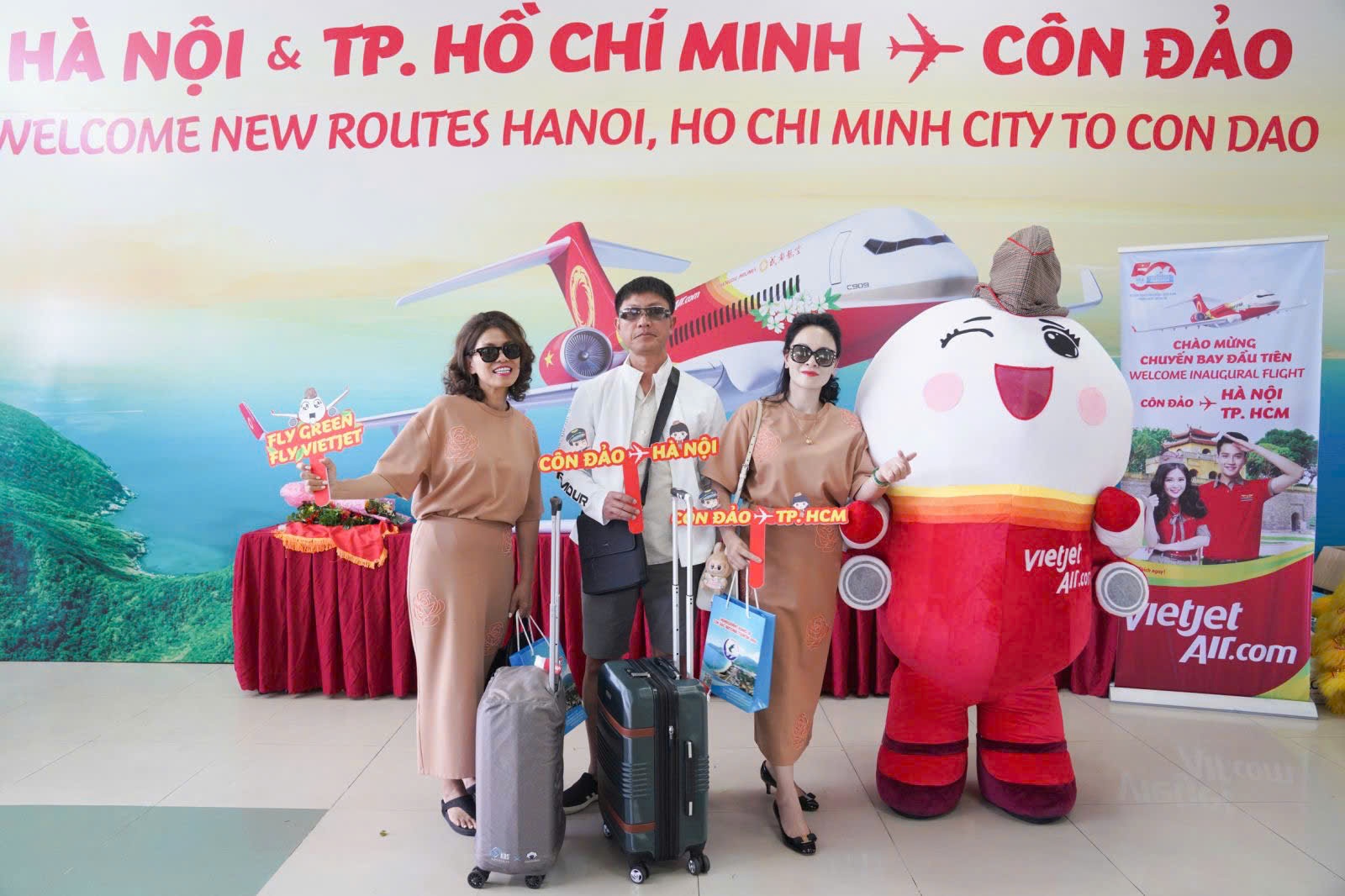 Những hành khách trên chuyến bay khai trương hào hứng trước giờ cất cánh 