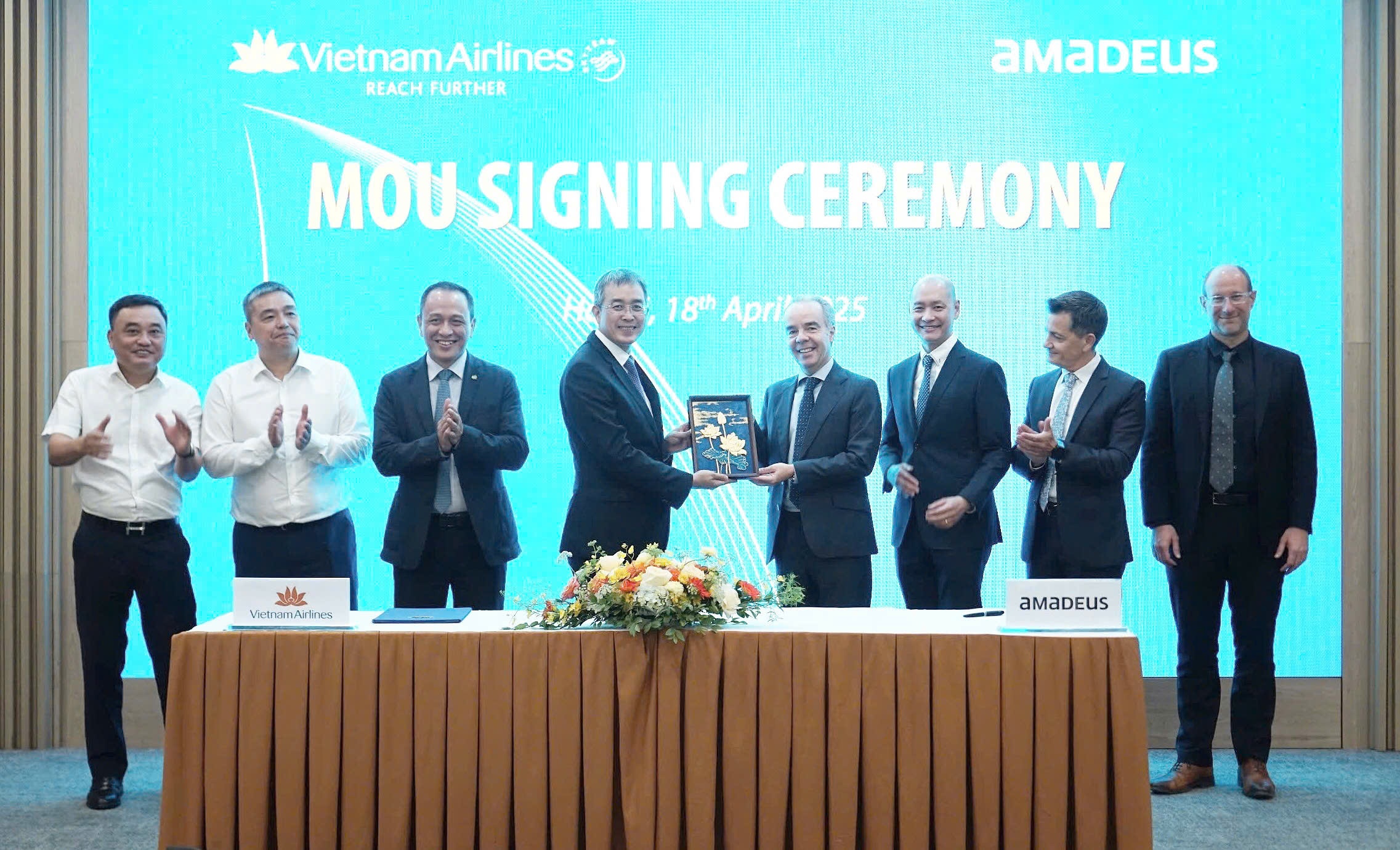 Vietnam Airlines tiếp tục ký hợp tác với tập đoàn công nghệ đa quốc gia Amadeus IT Group (Amadeus). Vietnam Airlines tiếp tục ký hợp tác với tập đoàn công nghệ đa quốc gia Amadeus IT Group (Amadeus).