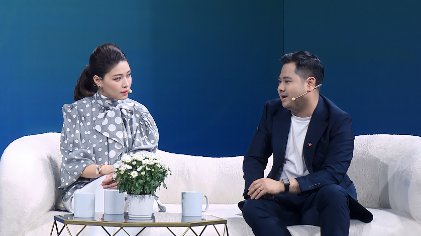Ông Nguyễn Phước Toàn – đại diện VPBank chia sẻ cùng Ngọc Trinh về bộ đôi công cụ sinh lời từ VPBank Ông Nguyễn Phước Toàn – đại diện VPBank chia sẻ cùng Ngọc Trinh về bộ đôi công cụ sinh lời từ VPBank