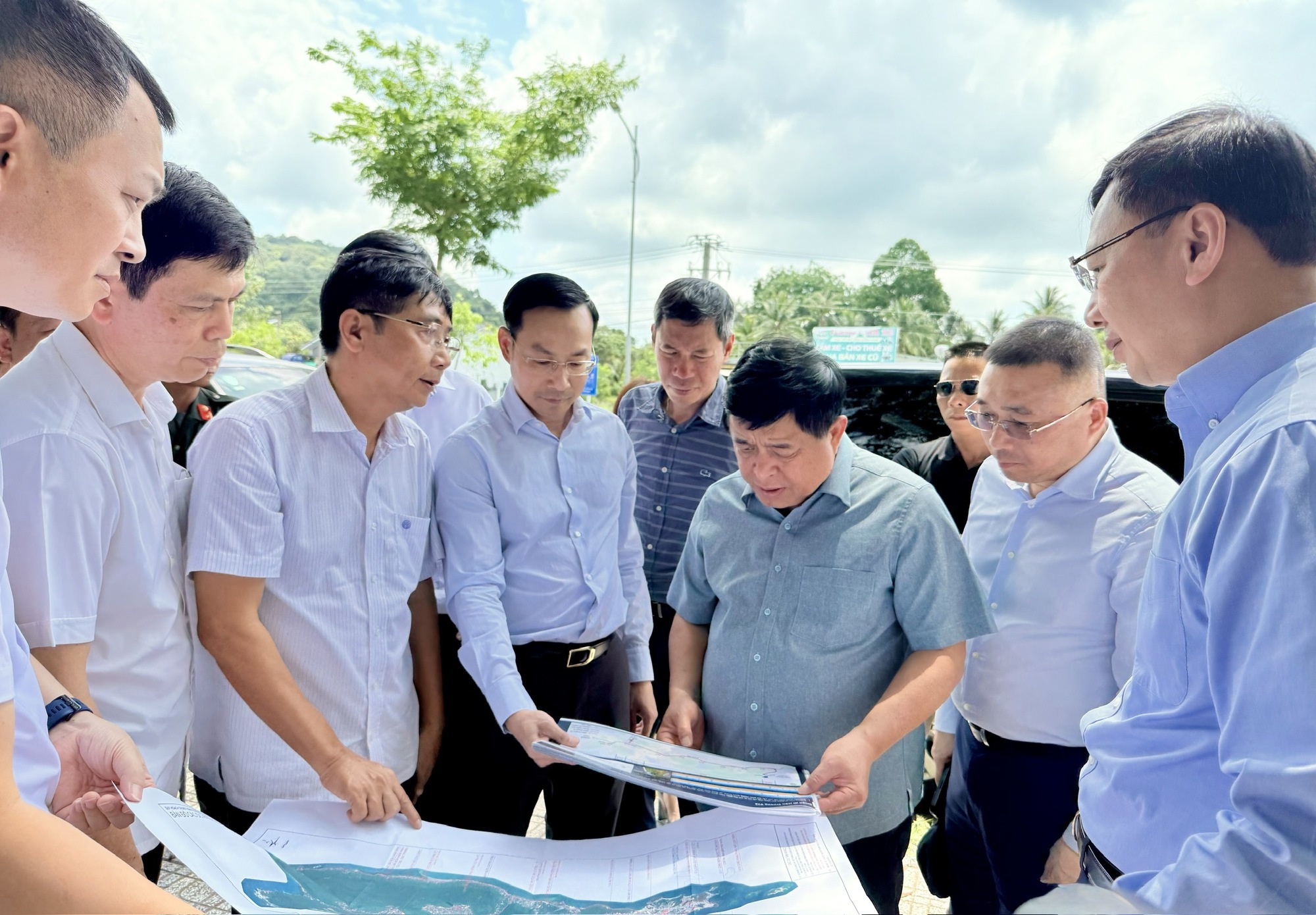 Phó Thủ tướng Nguyễn Chí Dũng khảo sát Dự án Đường tỉnh ĐT.975 - Ảnh: VGP Phó Thủ tướng Nguyễn Chí Dũng khảo sát Dự án Đường tỉnh ĐT.975 - Ảnh: VGP