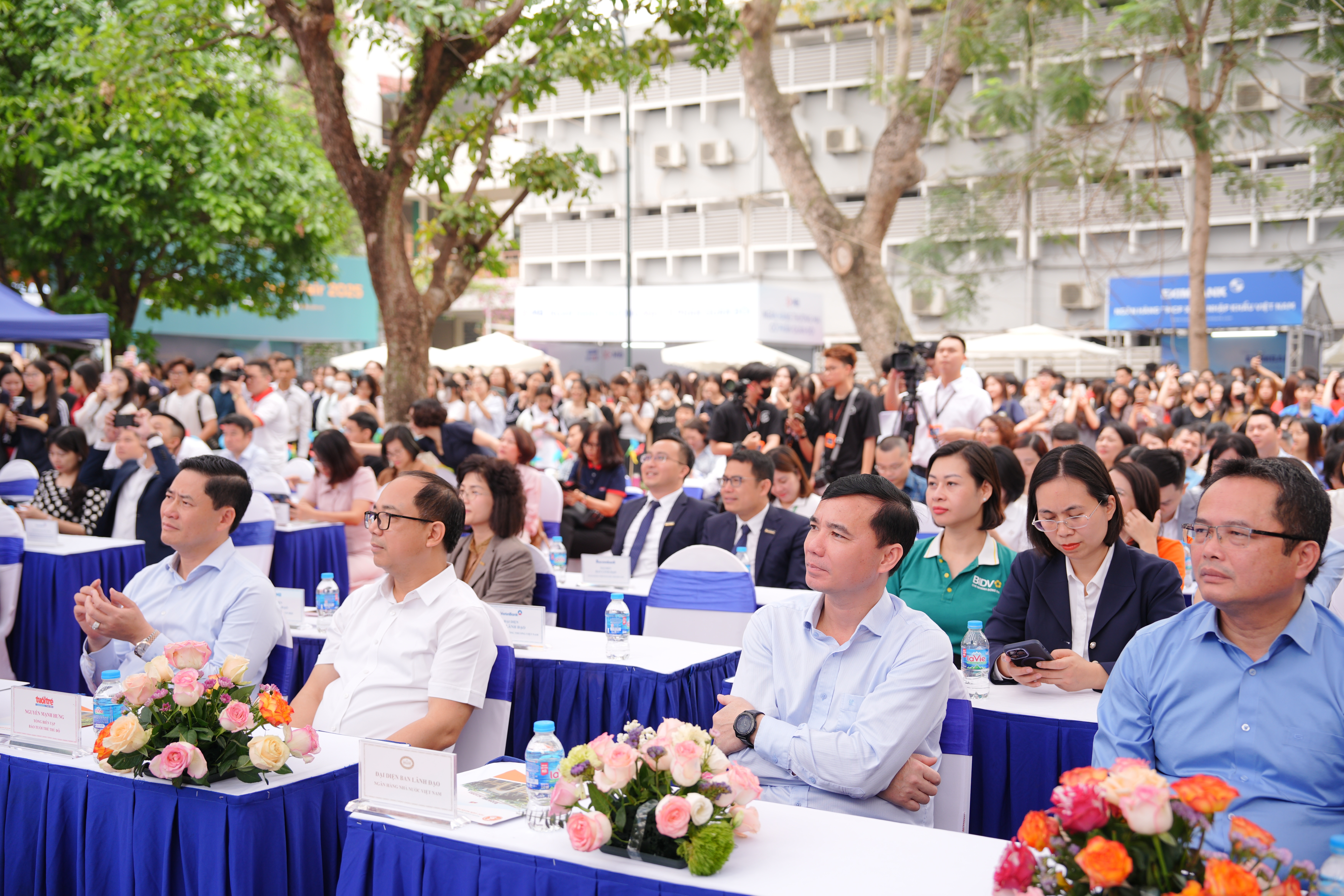 Sôi động Hội chợ việc làm - Cầu nối nhân lực 2025 Sôi động Hội chợ việc làm - Cầu nối nhân lực 2025