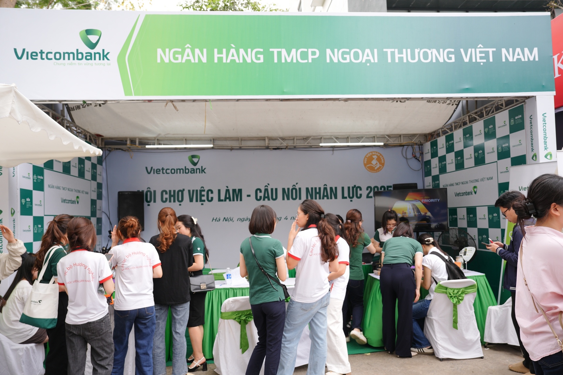Cầu nối nhân lực 2025: Kết nối ước mơ, chạm tới tương lai Cầu nối nhân lực 2025: Kết nối ước mơ, chạm tới tương lai
