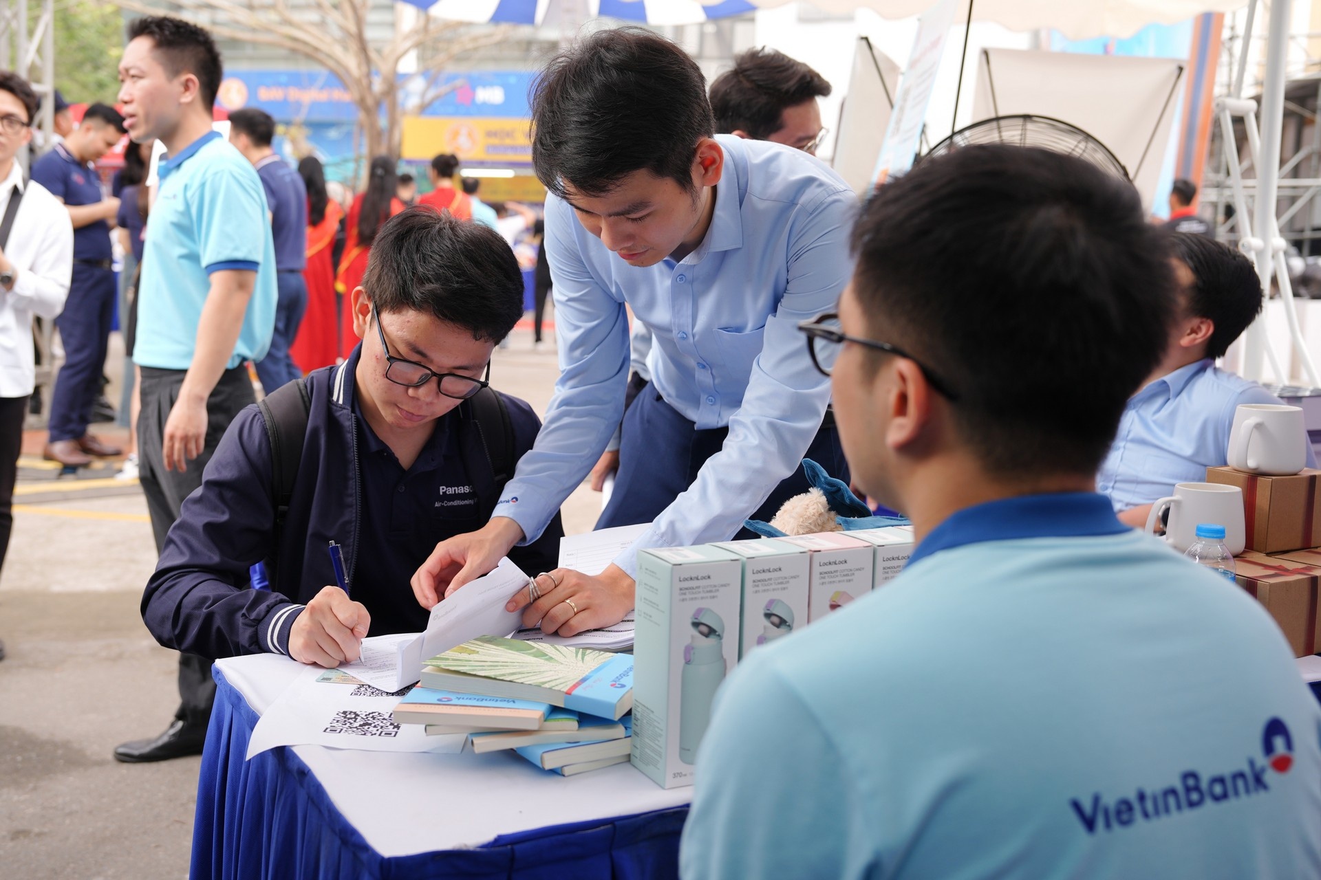 Cầu nối nhân lực 2025: Kết nối ước mơ, chạm tới tương lai Cầu nối nhân lực 2025: Kết nối ước mơ, chạm tới tương lai