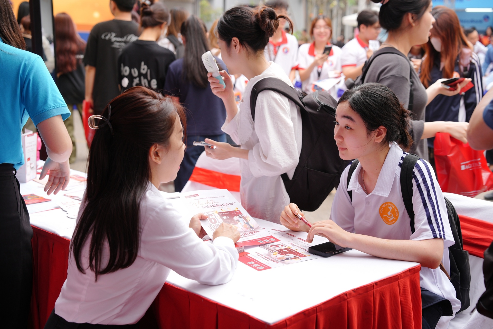 Cầu nối nhân lực 2025: Kết nối ước mơ, chạm tới tương lai Cầu nối nhân lực 2025: Kết nối ước mơ, chạm tới tương lai