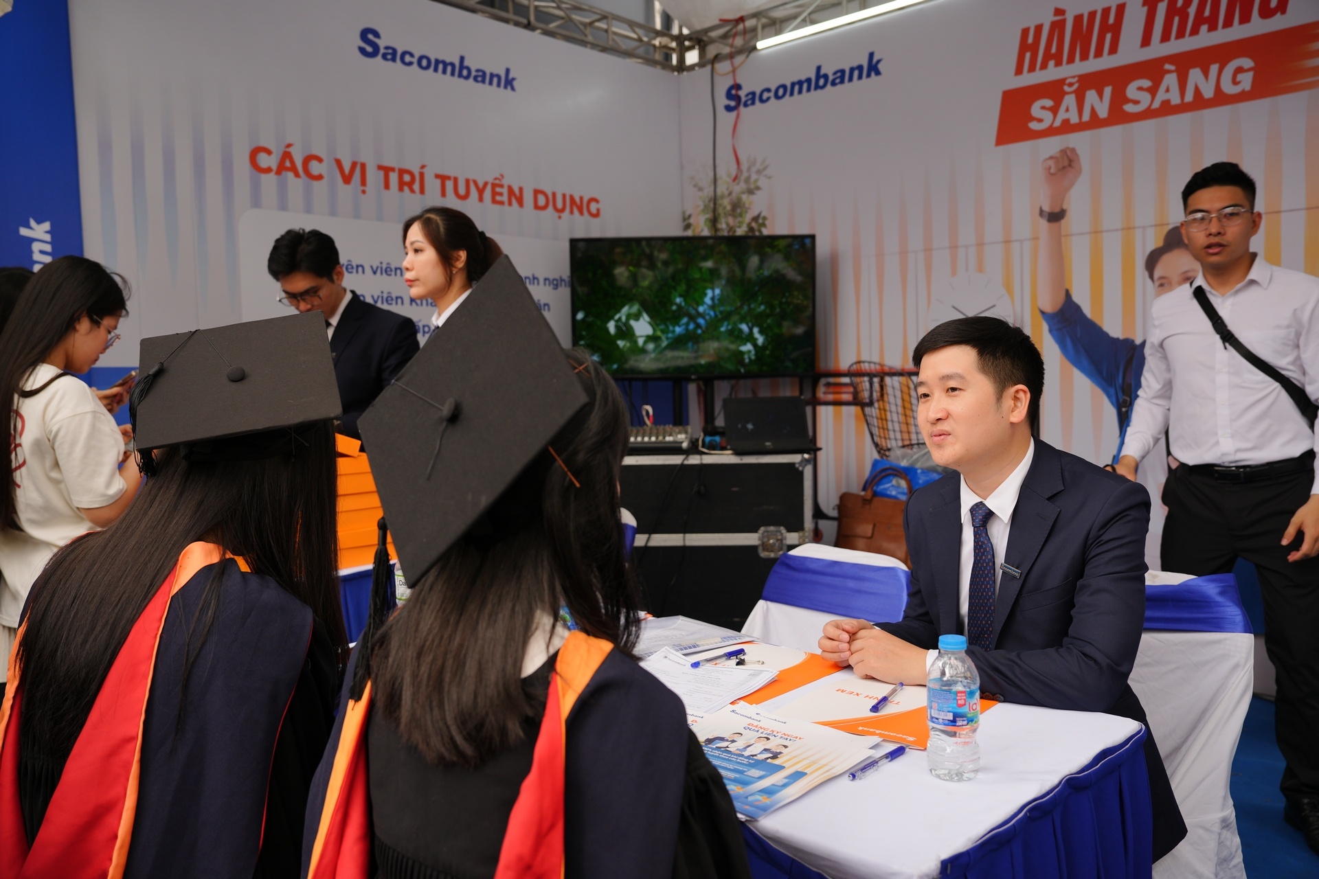 Cầu nối nhân lực 2025: Kết nối ước mơ, chạm tới tương lai Cầu nối nhân lực 2025: Kết nối ước mơ, chạm tới tương lai