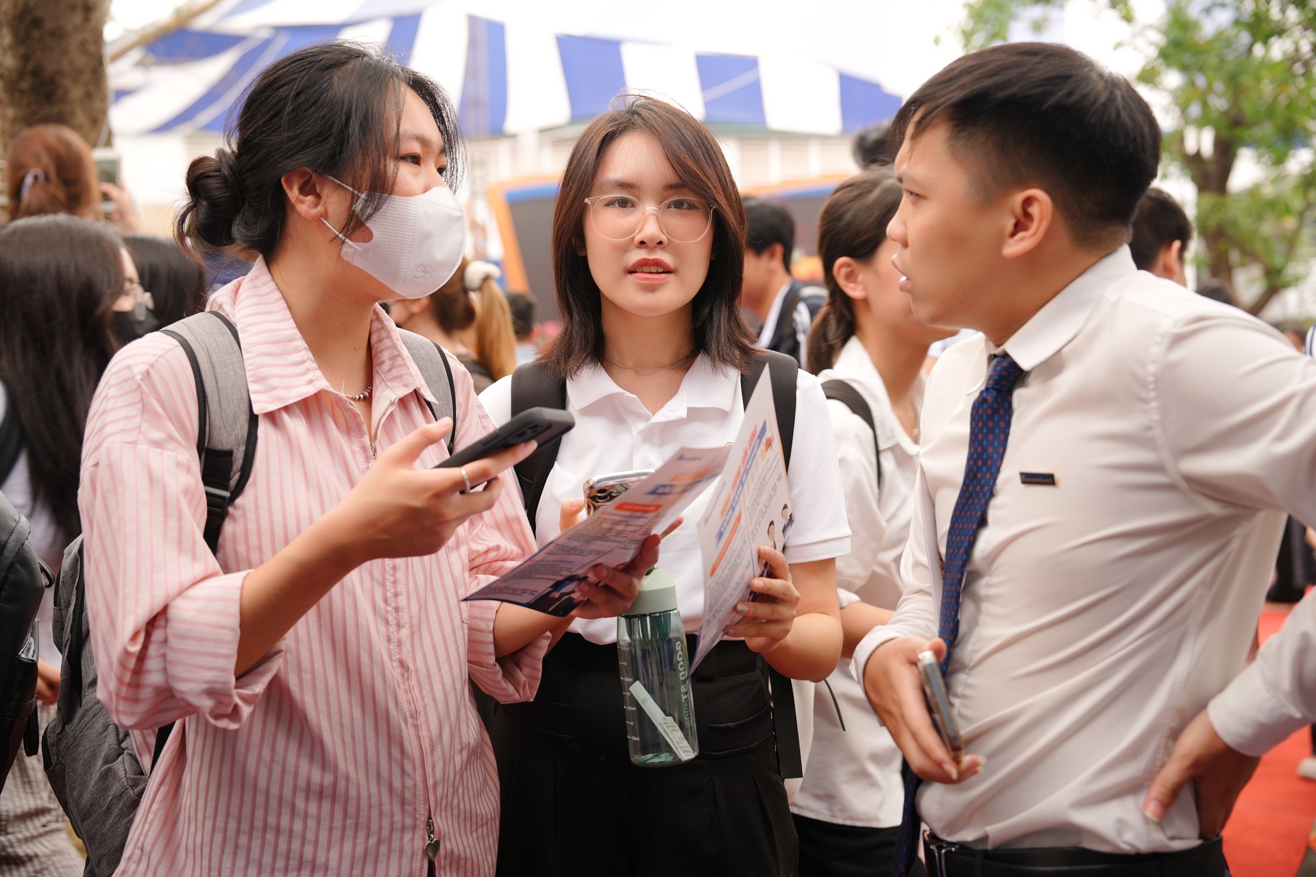 Cầu nối nhân lực 2025: Kết nối ước mơ, chạm tới tương lai Cầu nối nhân lực 2025: Kết nối ước mơ, chạm tới tương lai